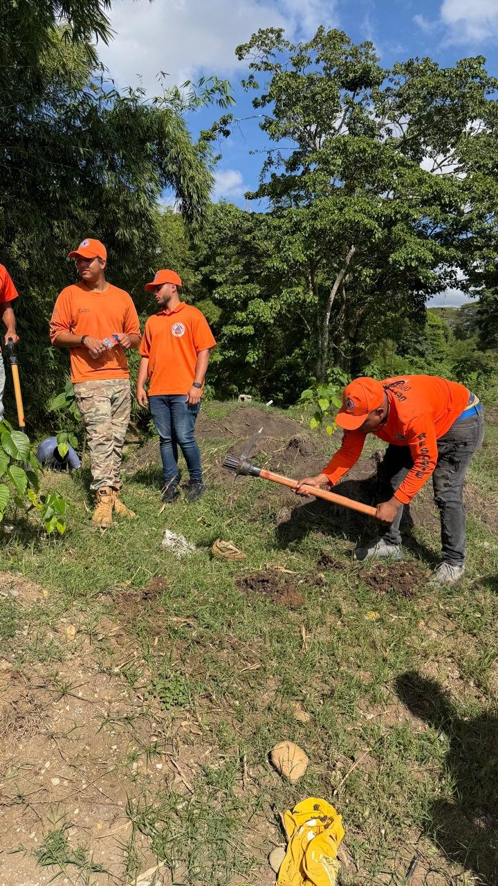 FUNDACIÓN TE QUIERO VERDE RD Jornada de Reforestación en el Río Jaya Sembramos vida para un futuro más verde.