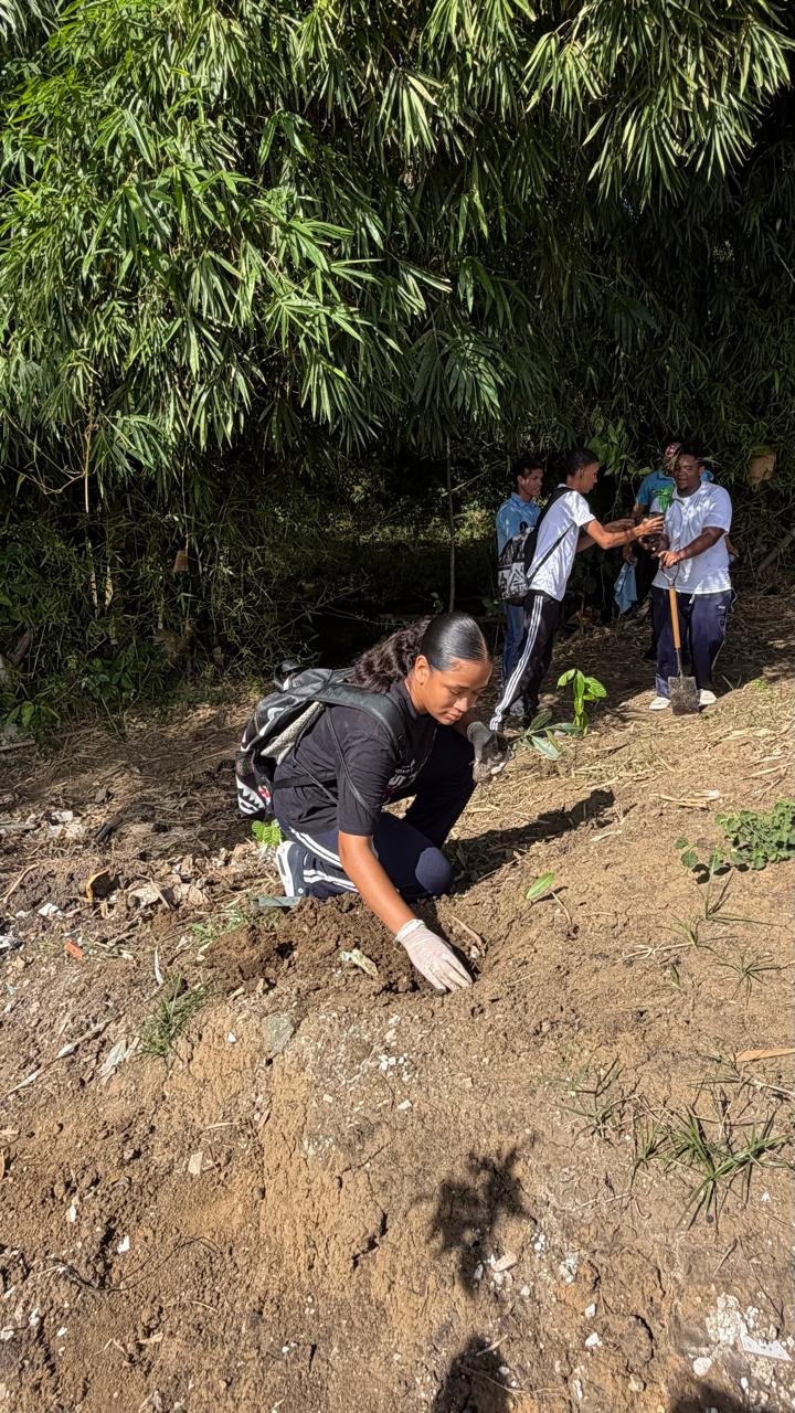 FUNDACIÓN TE QUIERO VERDE RD Jornada de Reforestación en el Río Jaya Sembramos vida para un futuro más verde.