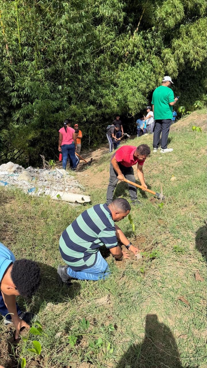 FUNDACIÓN TE QUIERO VERDE RD Jornada de Reforestación en el Río Jaya Sembramos vida para un futuro más verde.