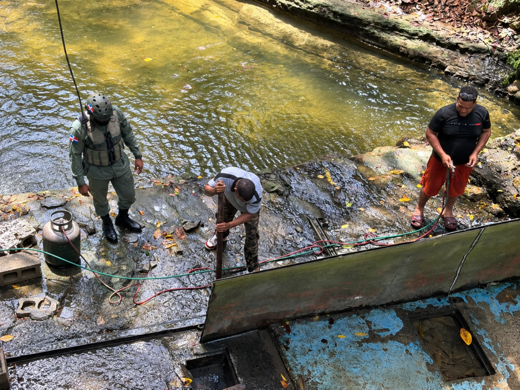 Medio Ambiente desmantela represa ilegal en el río Yabija y restablece su cauce