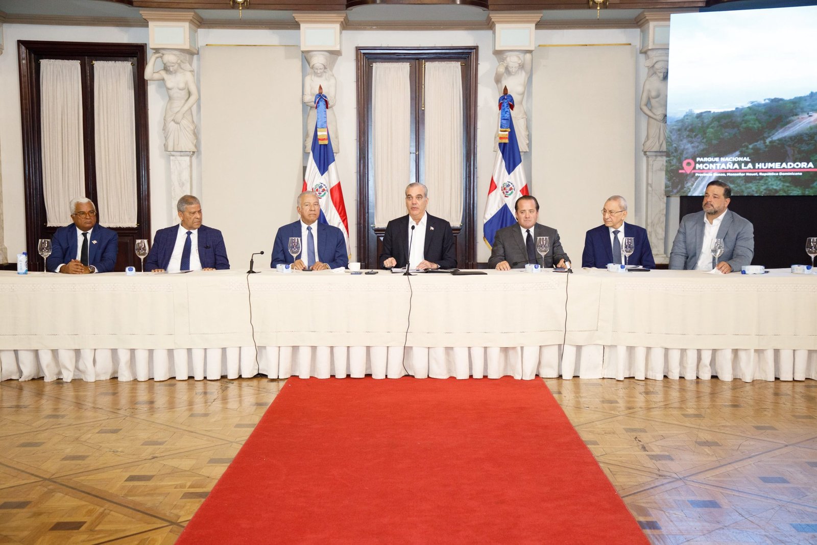 Gobierno fortalece protección jurídica de áreas protegidas con entrega de primeros títulos de Montaña La Humeadora y Loma Novillero