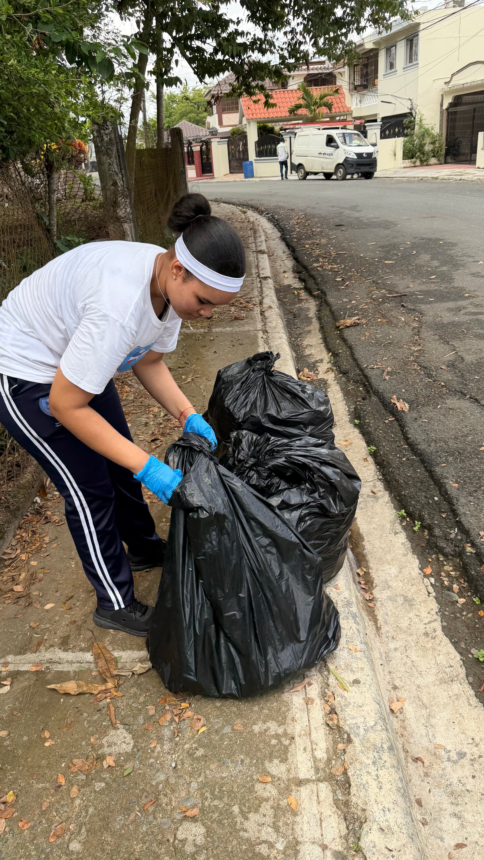 Recogida de plástico en la urbanización Jenifer